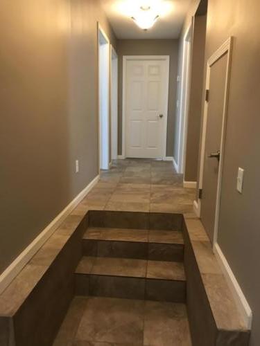 318 Pleasant hallway